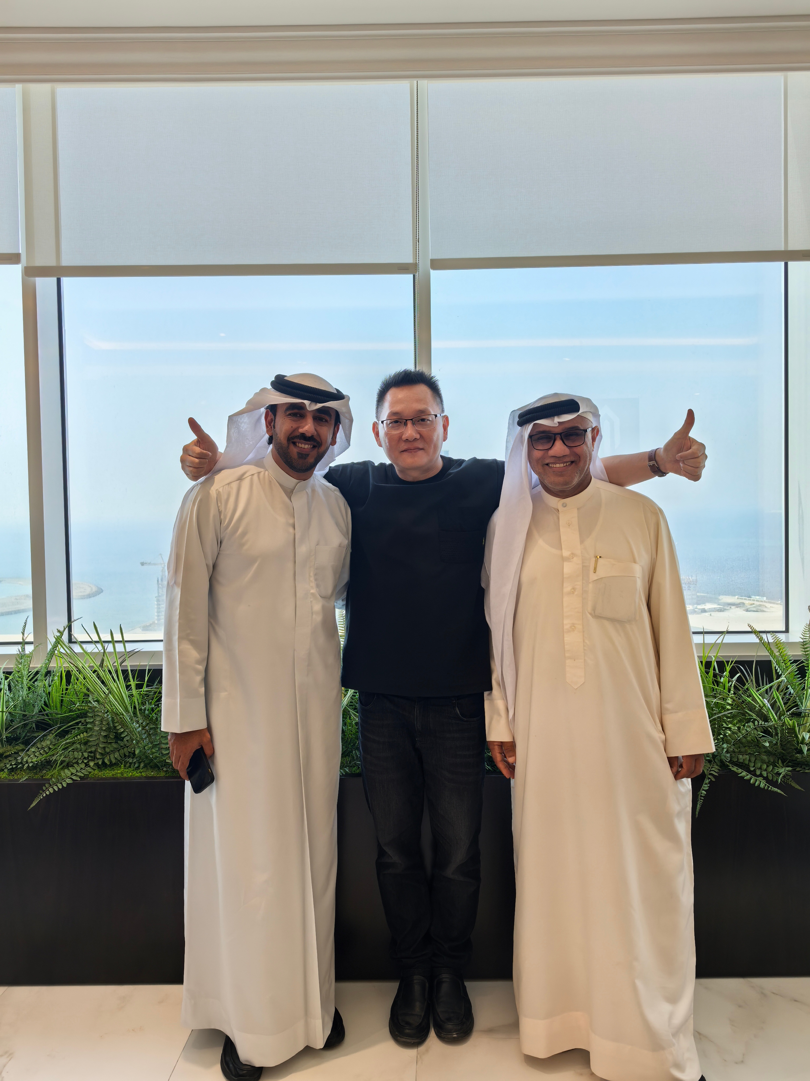 CUSTOMER GROUP PHOTO